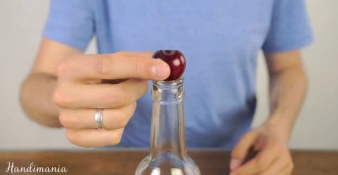 VIDEO – Trucul pe care o sa-l tii minte toata viata! Pune o cireasa pe gura unei sticle si vezi ce se intampla!