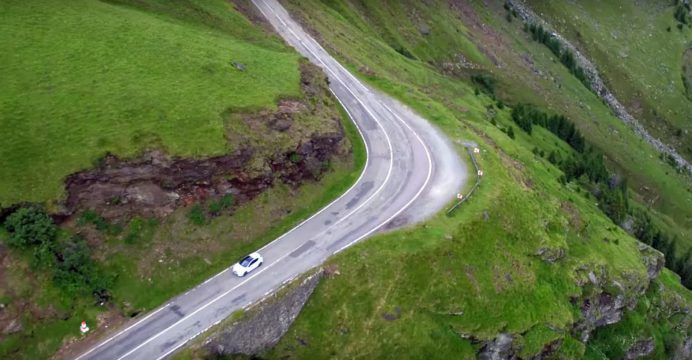 VIDEO SUPERB – Francezii au venit in Romania, pe cel mai frumos drum din lume, sa testeze o masina noua! Au fost UIMITI de ce au gasit!