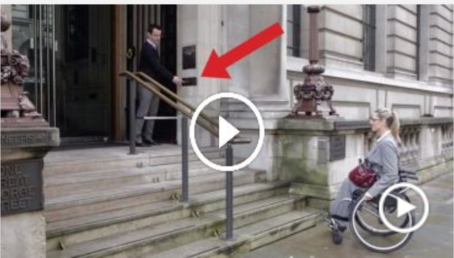 Aceasta femeie in scaun cu rotile nu putea sa intre in aceasta cladire ! Priveste ce solutie au gasit administratorii ! VIDEO