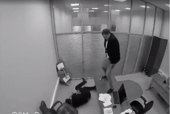 Reactia unui angajat la birou, a aflat ca a castigat 1 MILION de euro la LOTO. Ce ii face sefului, este GENIAL :)) VIDEO