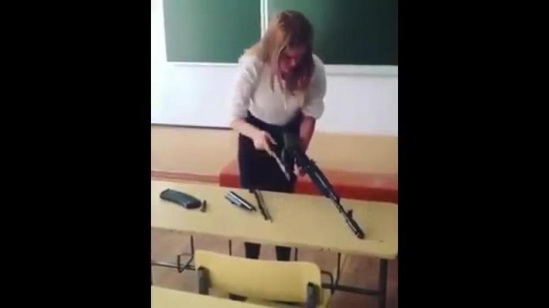 Chiar daca esti barbat sau femeie in Rusia trebuie sa stii sa asamblezi si dezasamblezi un AK47!