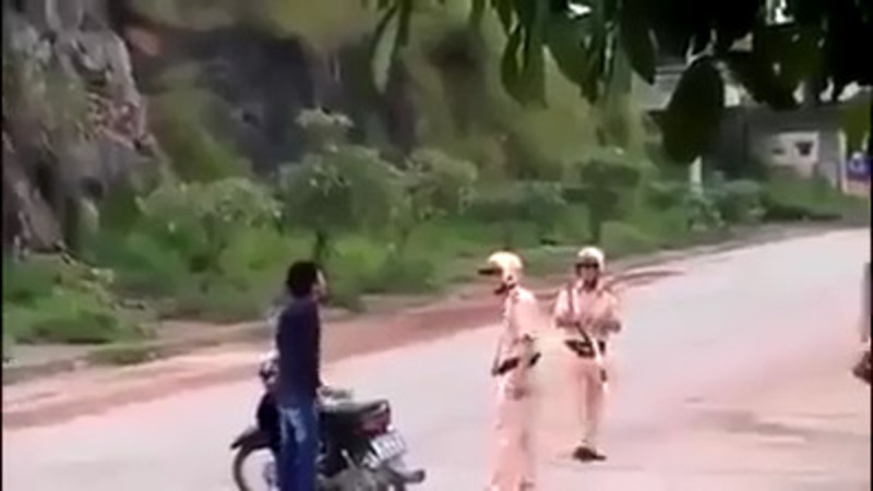 Desi erau doi politisti inarmati, nu au fost in stare sa opreasca un barbat aflat pe scuter!! Priviti cum fug de el!